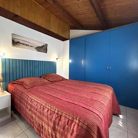 Maisonnette Avec Piscine Chauffee, Proche - Fr-1-224a-78 *