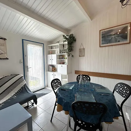 Maisonnette Avec Piscine Chauffee, Proche - Fr-1-224a-78